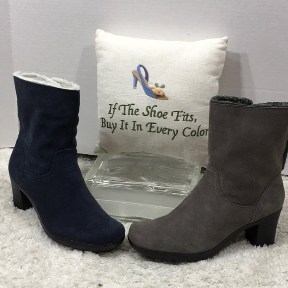 Clarks bendables blue suede booties - Picture 1 of 7